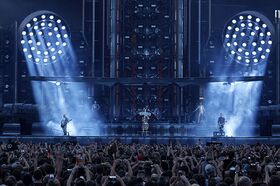 HY B-EYE K25 im Pod-Cluster auf der Rammstein-Stadionbühne